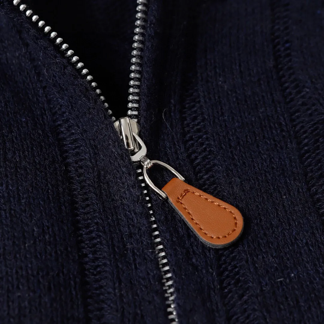 P194 Style number: 603 -Ralph Lauren 24ssRL half-zip long-sleeved sweater with classic war horse logo embroidery on the chest, pullover jacket -The item is made of dyed and spun yarn, purchased from the original version. A full set of customized accessories. Details determine success. A major autumn and winter new style. The item weighs more than 800 grams. It is soft and delicate and does not tie the body. The upper body effect is very nice and has a loose fit. -Color: black, white, gray -Size: S/M/L/XL/2XL